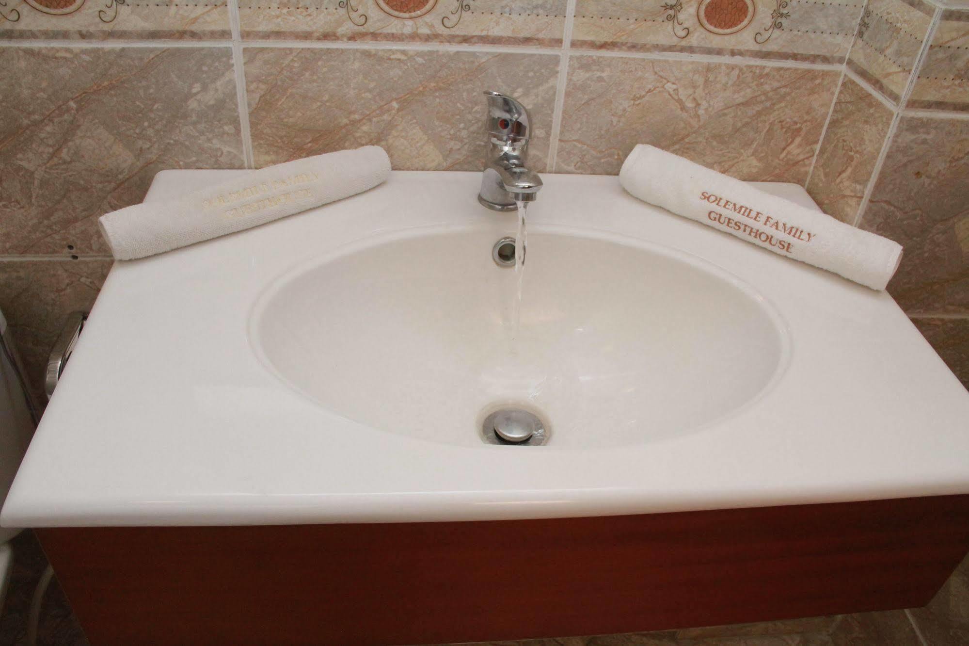 Solmile Family Guest House Adis Abeba Exterior foto